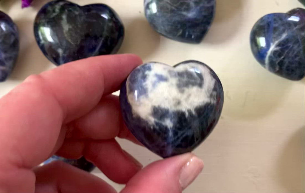 a video showing a blue and white small sodalite crystal. 